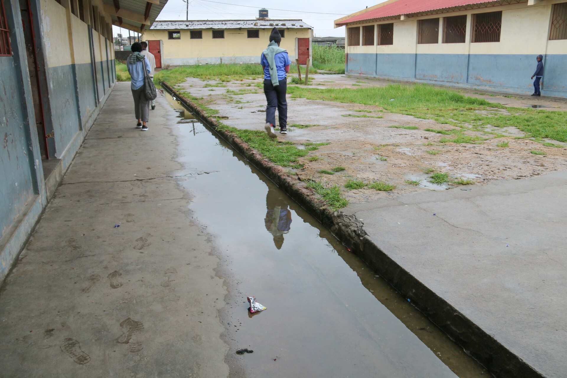 Regenwasser auf dem Schulhof