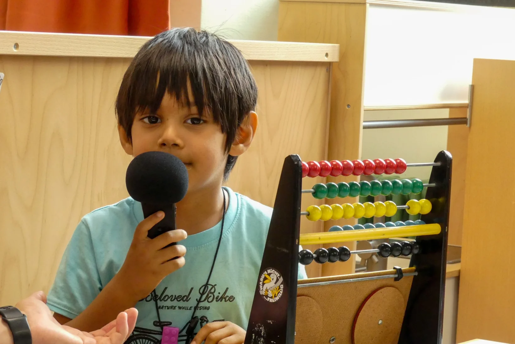 Adam mit dem Mikrofon in der Hand