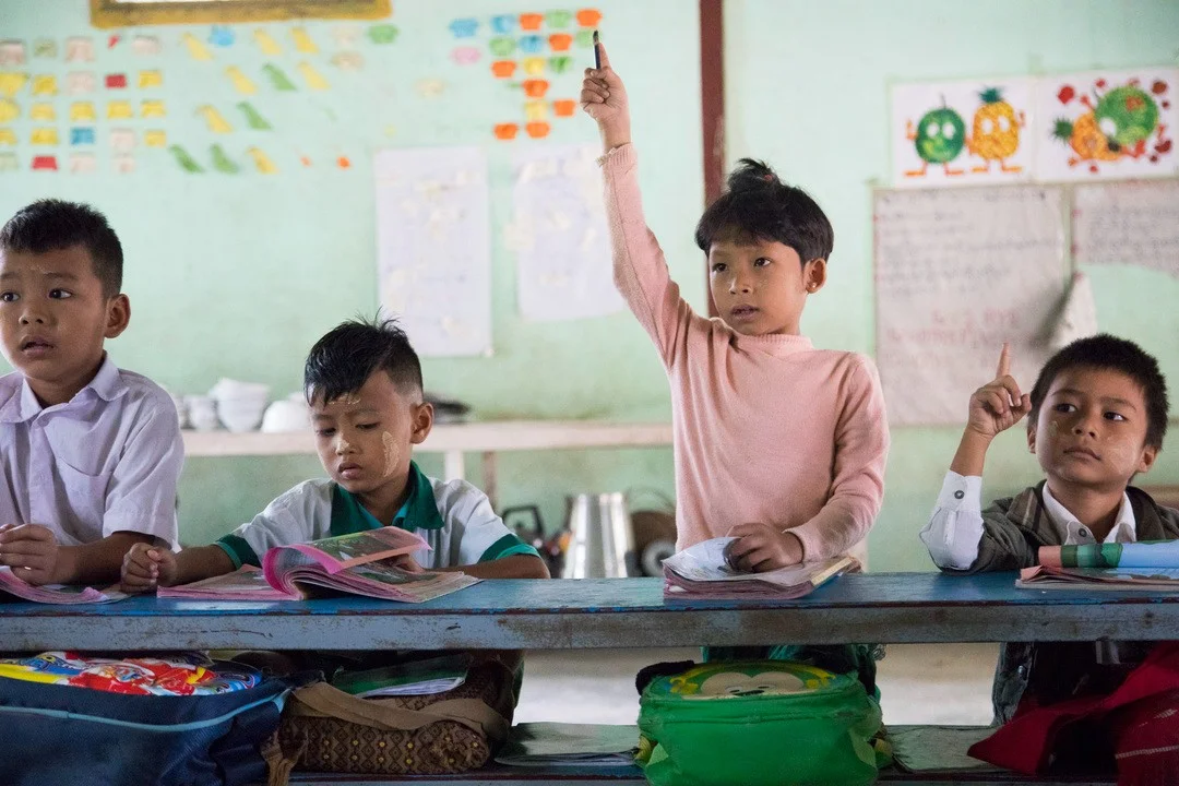 Kinder in einem Schulzimmer