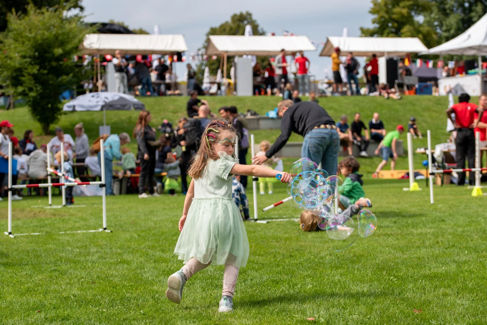 Sommerfest 2025 Kinderdorf Pestalozzi Mädchen Spiel