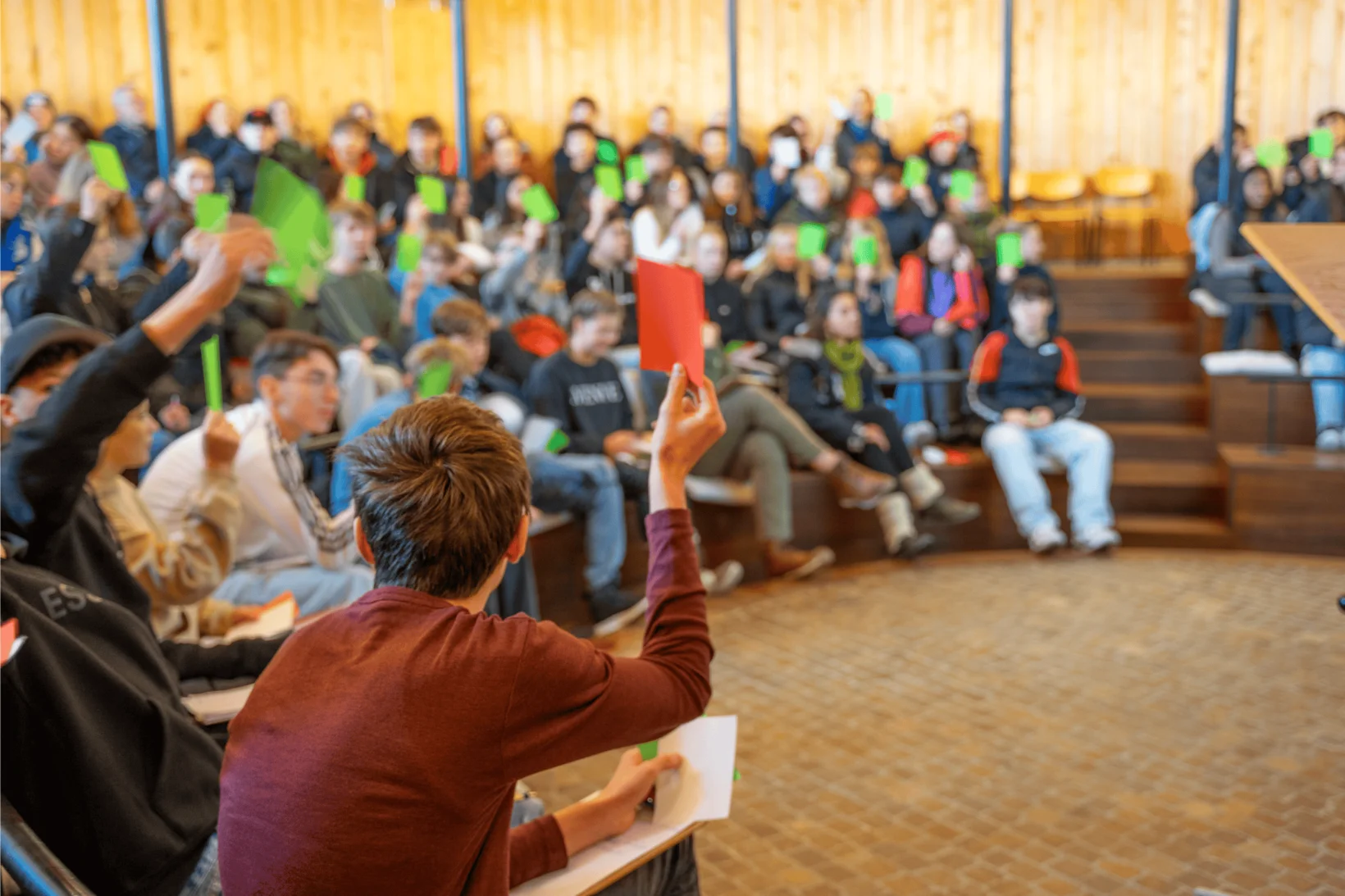 Jugendliche simulieren eine Parlament Situation im Zuge der Jugendkonferenz im Kinderdorf Pestalozzi.