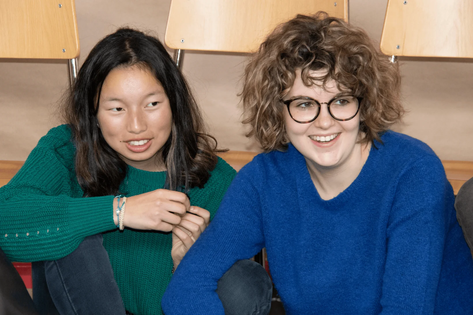 Zwei Jugendliche besuchen ein Projekt des Kinderdorf Pestalozzis.