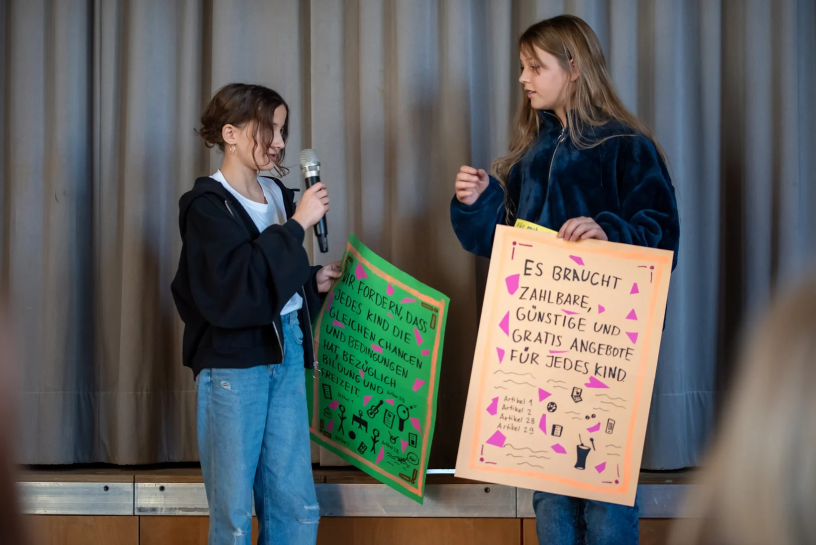 Zwei Kinder stehen auf der Bühne. Sie besuchen ein Projekt des Kinderdorfs Pestalozzi in Trogen.