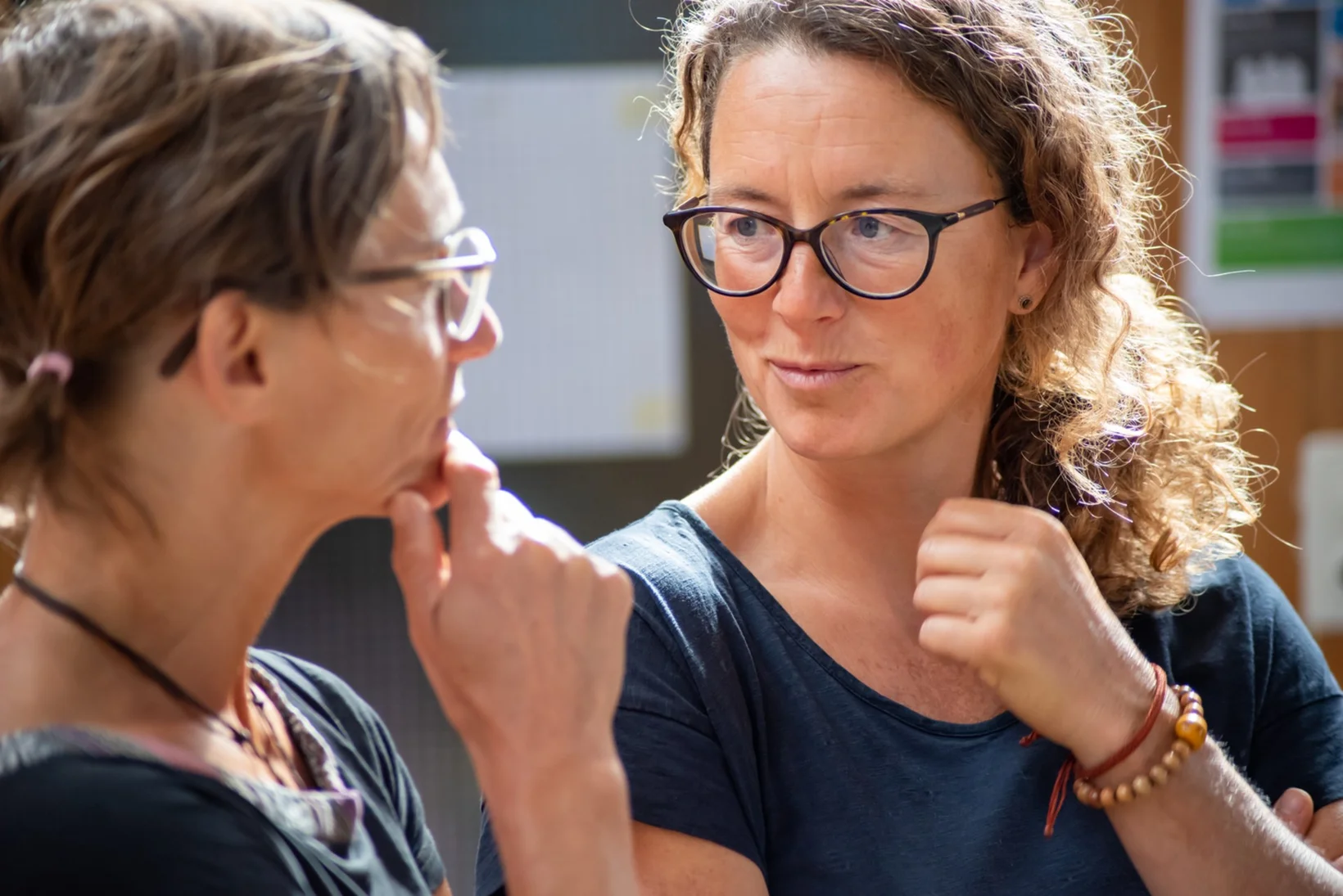 Zwei Frauen tauschen sich aus an einer Fachtagung im Kinderdorf Pestalozzi in Trogen.