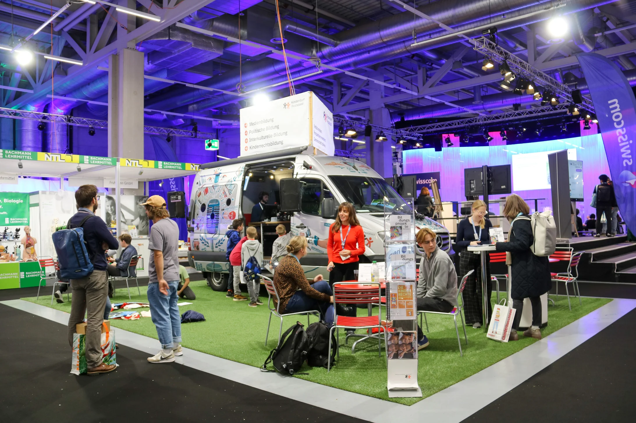 Radiobus am Stand der Stiftung Kinderdorf Pestalozzi