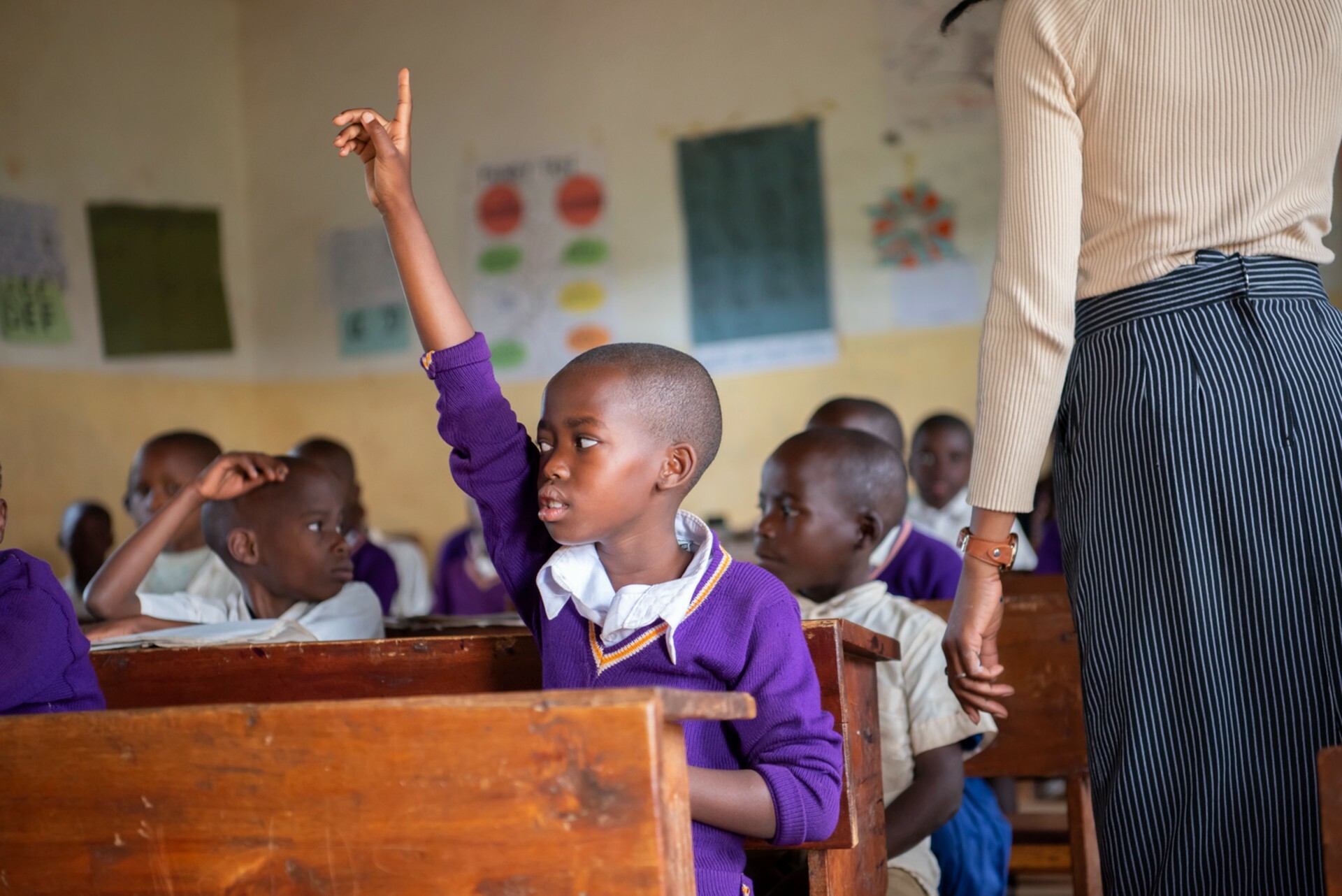 Kind im Klassenzimmer in Tansania
