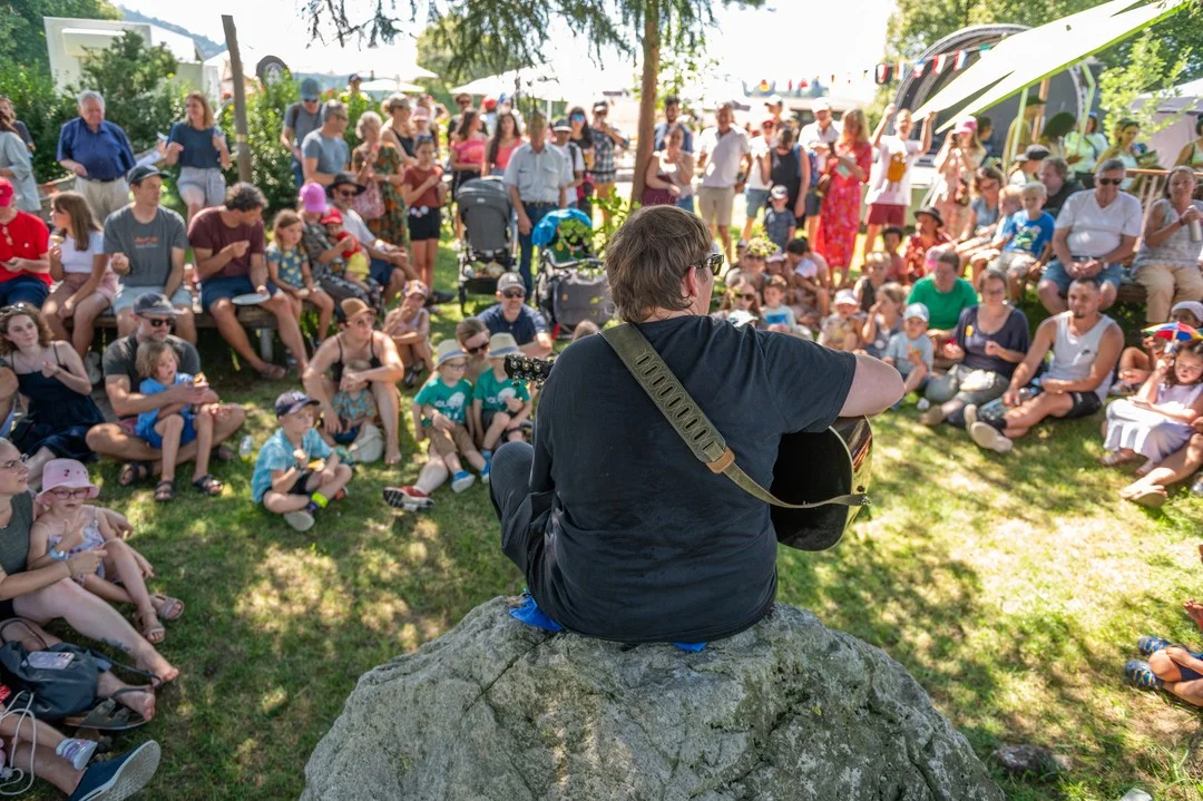 Marius Bear spielt mit Kopf, Herz und Hand am Sommerfest Marius Bear spielt mit Kopf, Herz und Hand am Sommerfest