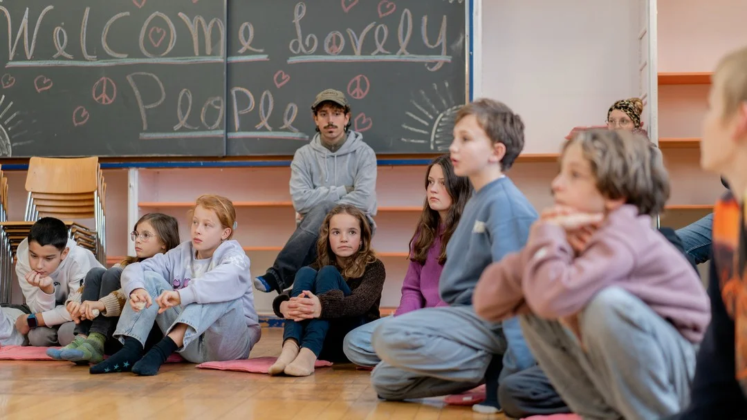 kinder sitzen am boden