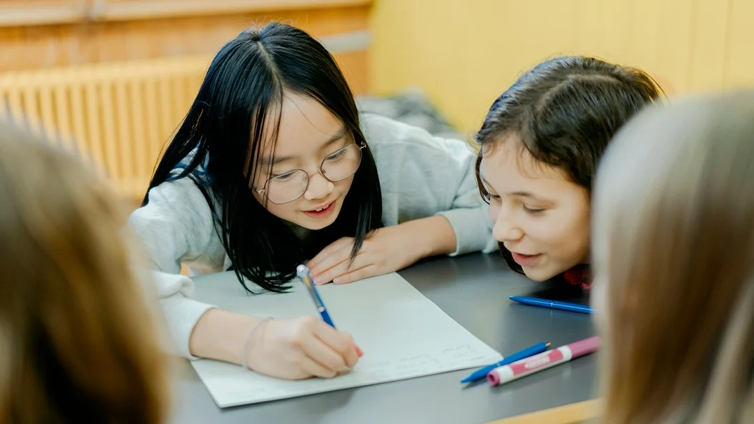 zwei kinder sitzen am tisch