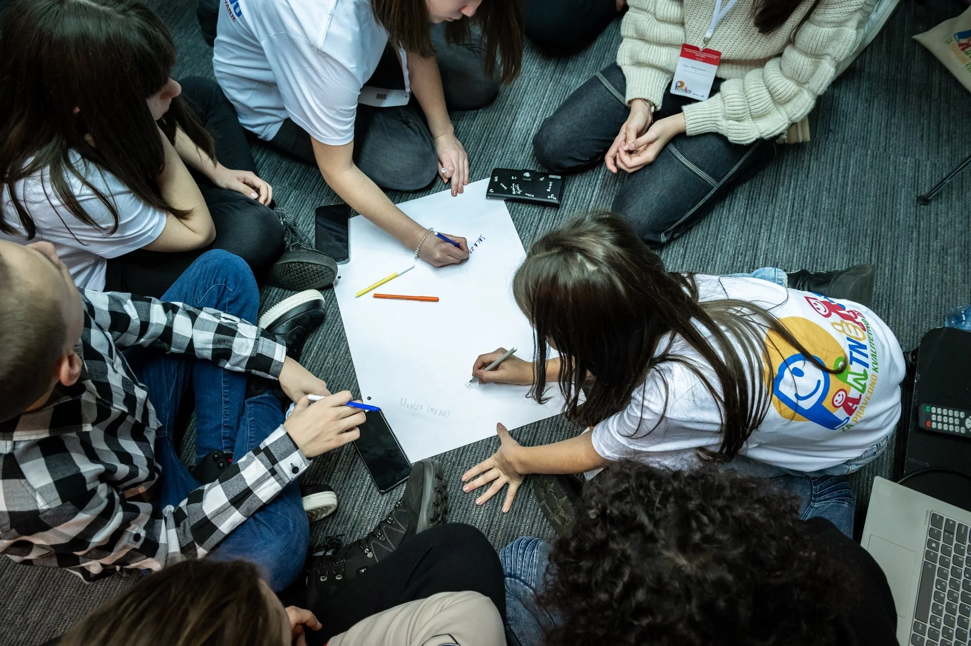 Kinder bei einer Gruppenarbeit