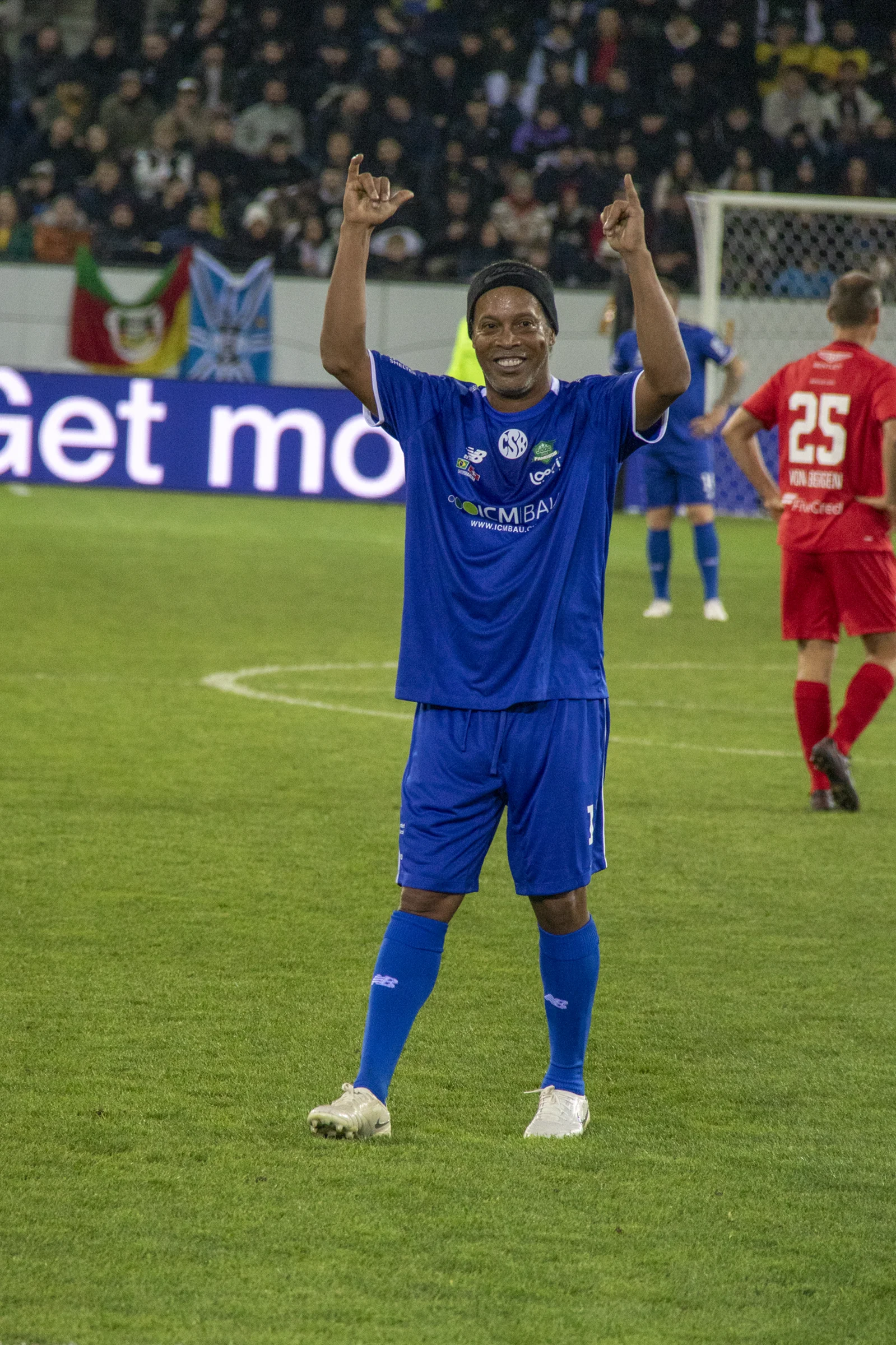 Jogo dos Famosos Kinderdorf Pestalozzi powerup_radio Ronaldinho