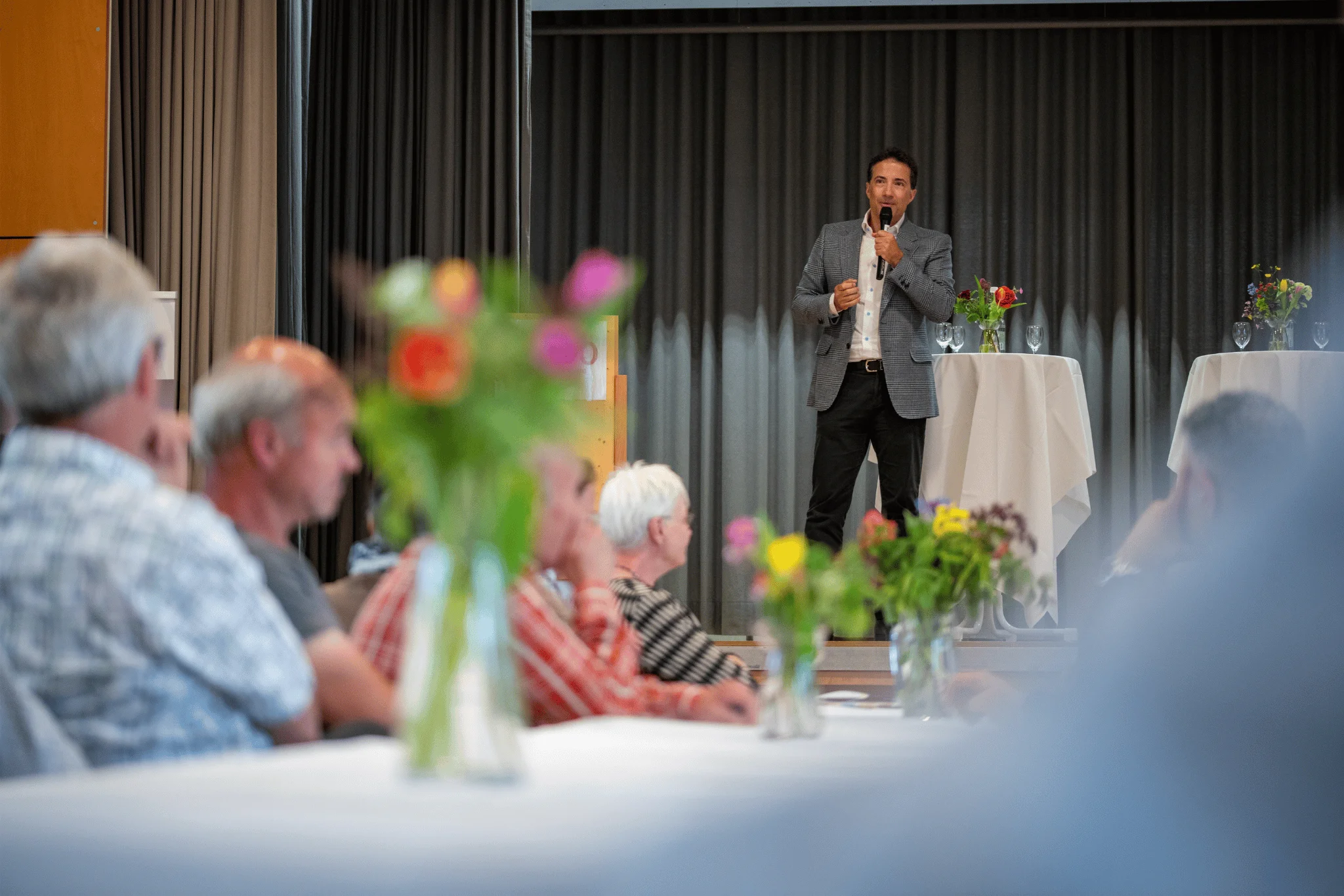 Andrea Caroni hält eine Rede im Kinderdorf Pestalozzi in Trogen.