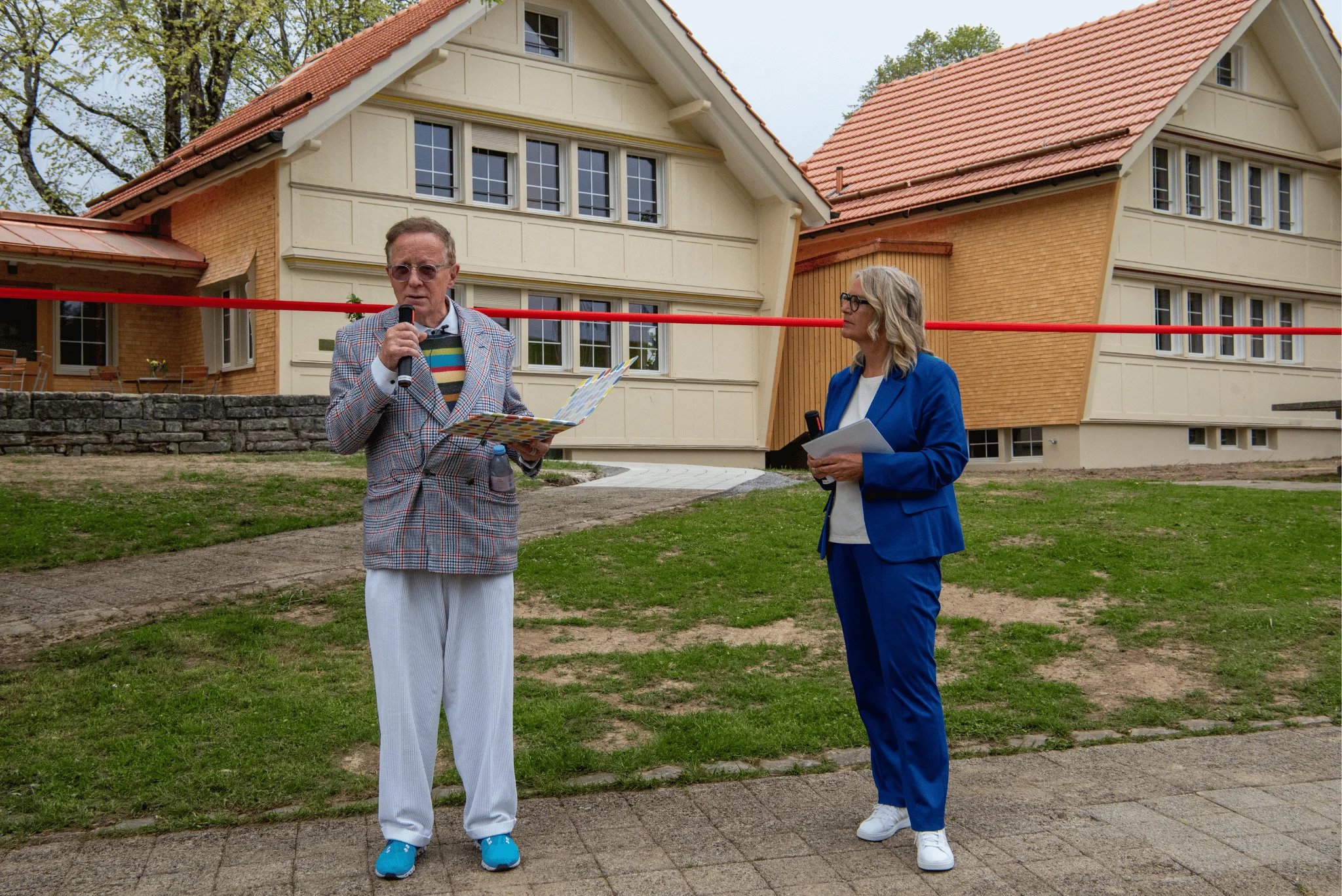 Stiftung Ammann hält eine Rede an der Neueröffnung der Gründerhäuser im Kinderdorf Pestalozzi in Trogen.