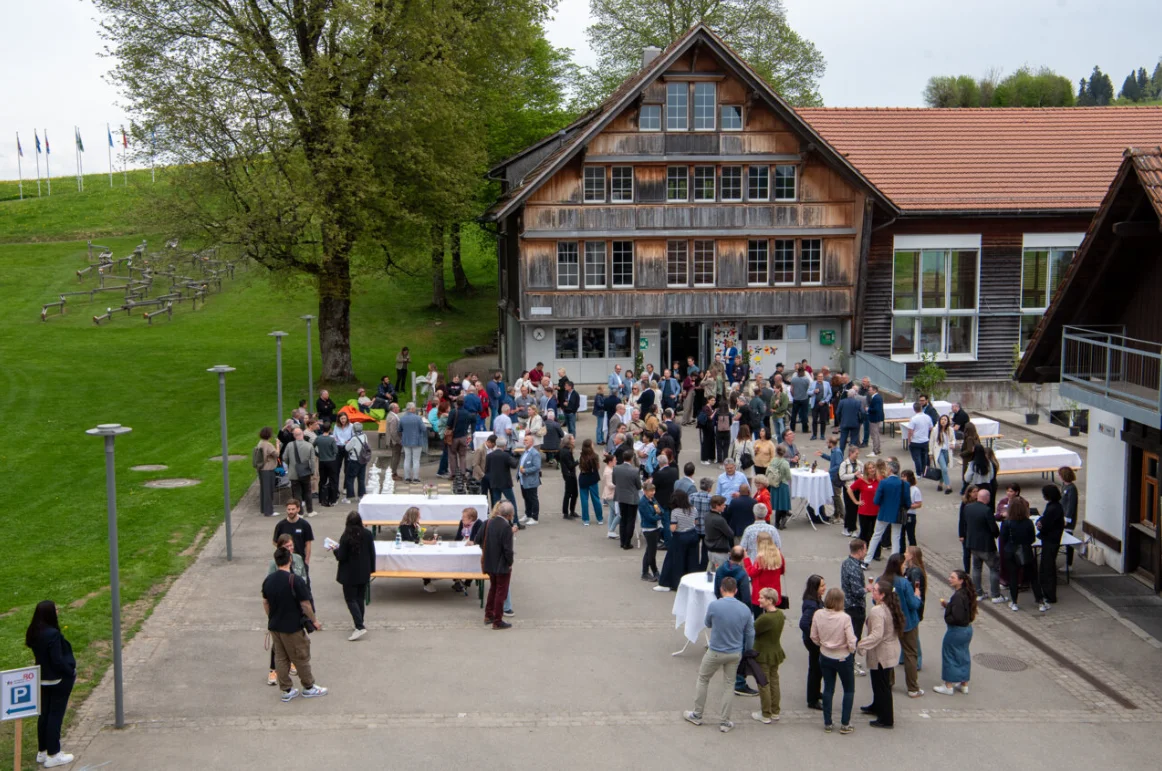 Menschenmenge bei einer Feier bei dem Jubiläum des Kinderdorfs Pestalozzi in Trogen.