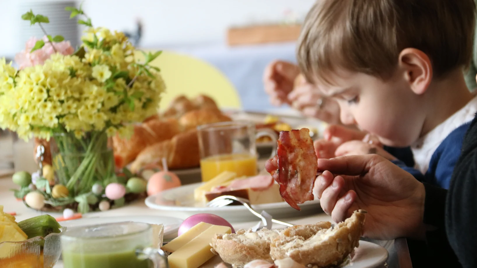 Kind am Osterbrunch Kinderdorf Pestalozzi