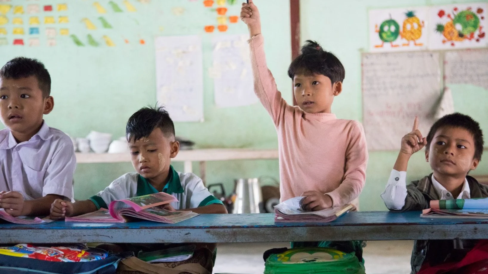 Kinder in einem Schulzimmer