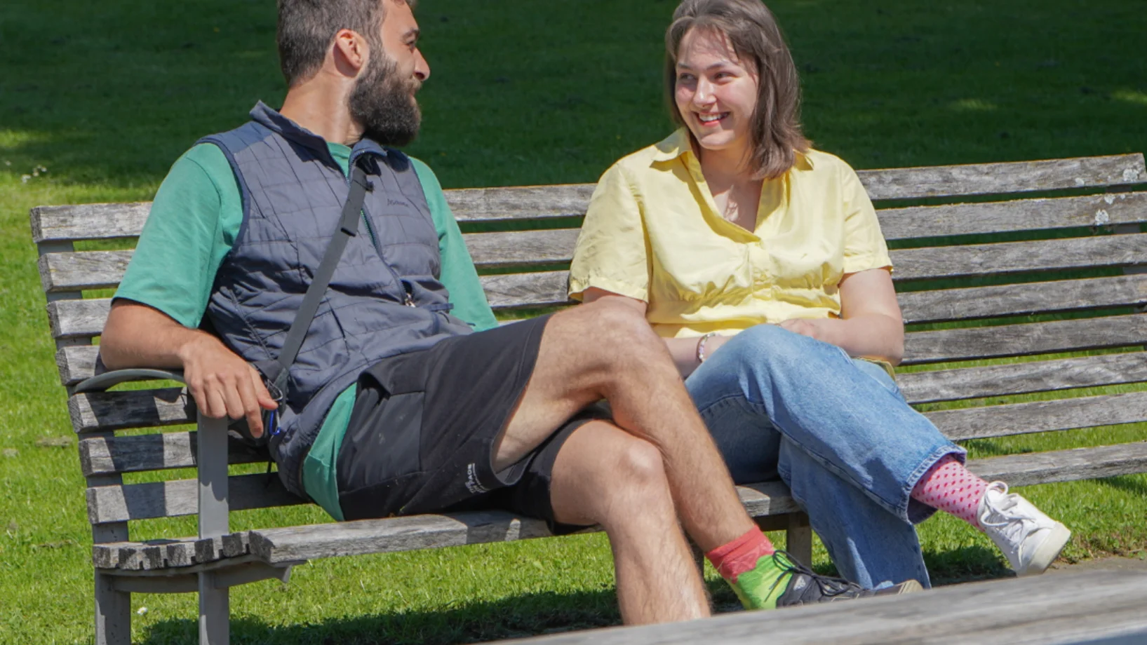 zwei Personen auf einer Bank