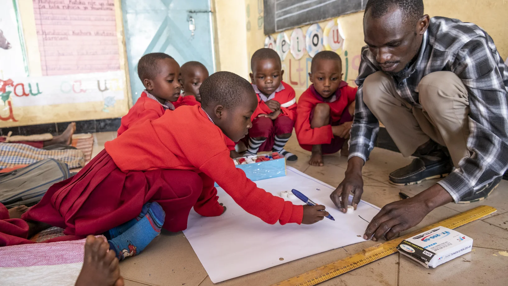 Kinder & ein Lehrer im Unterricht