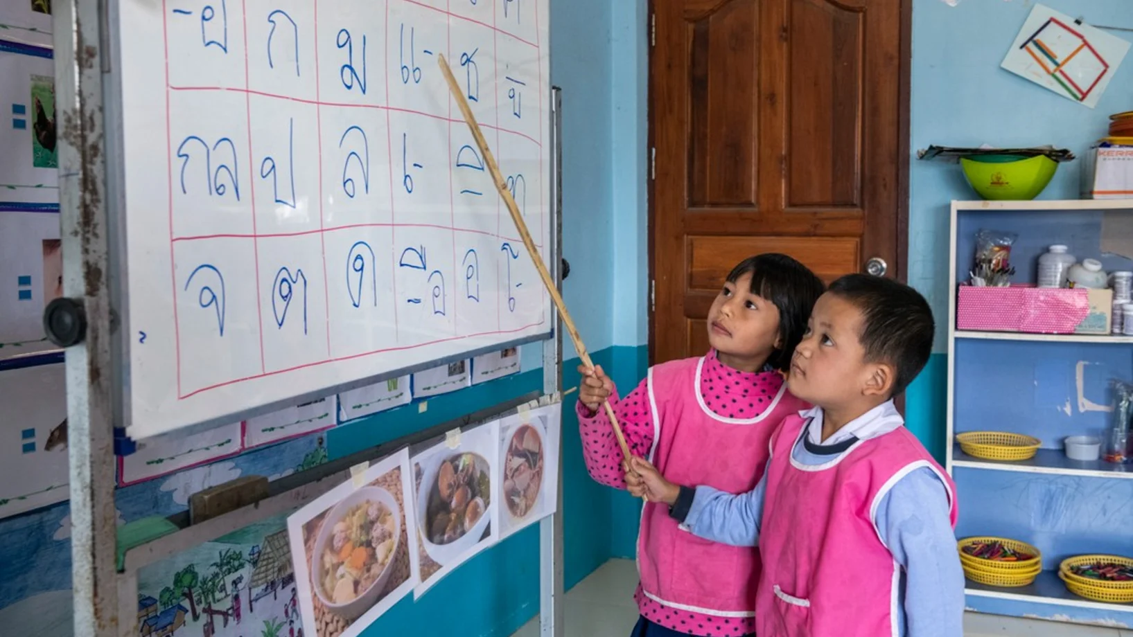 Kinder bei einer Schultafel