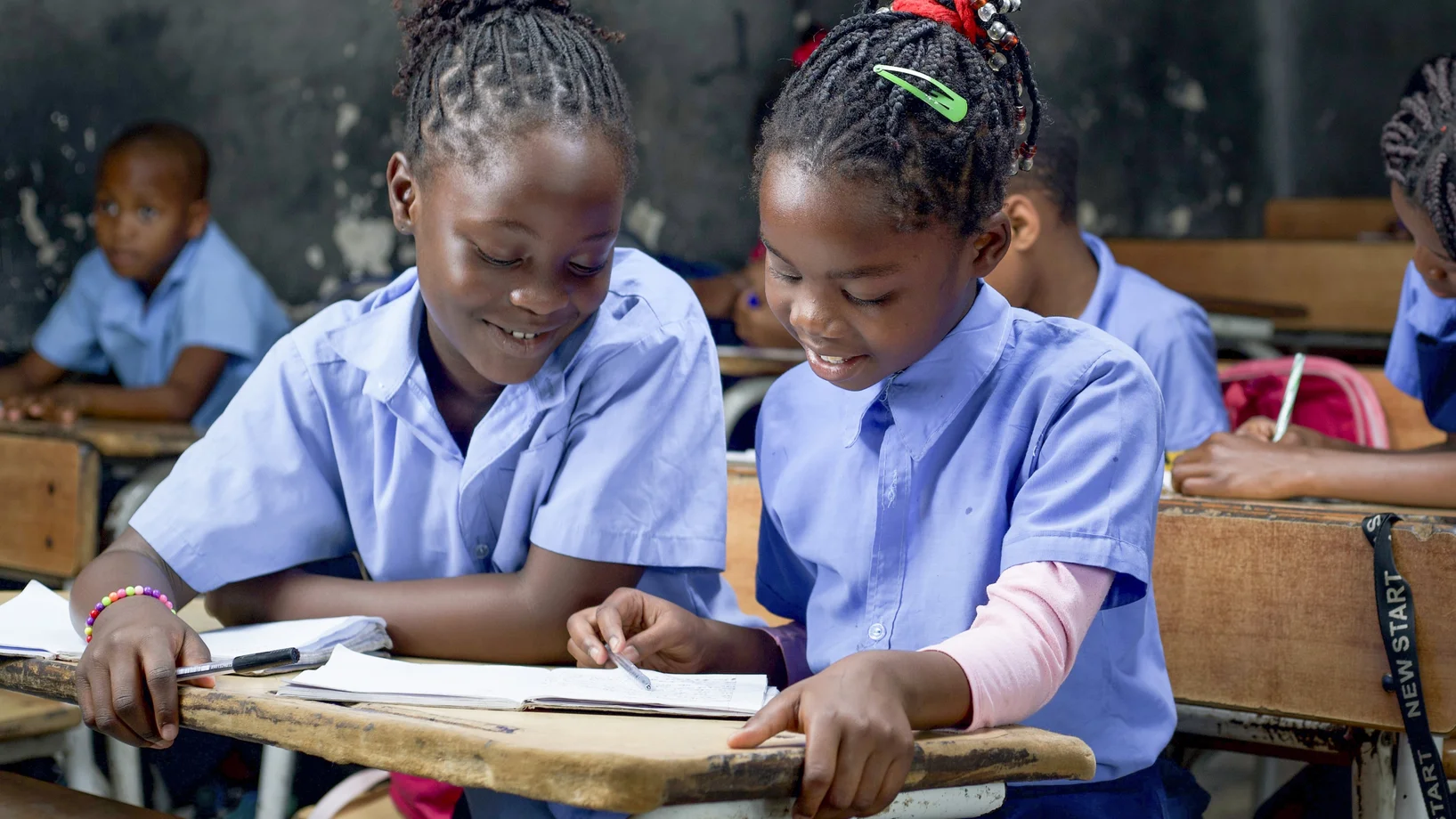 Kinder in der Schule am lernen