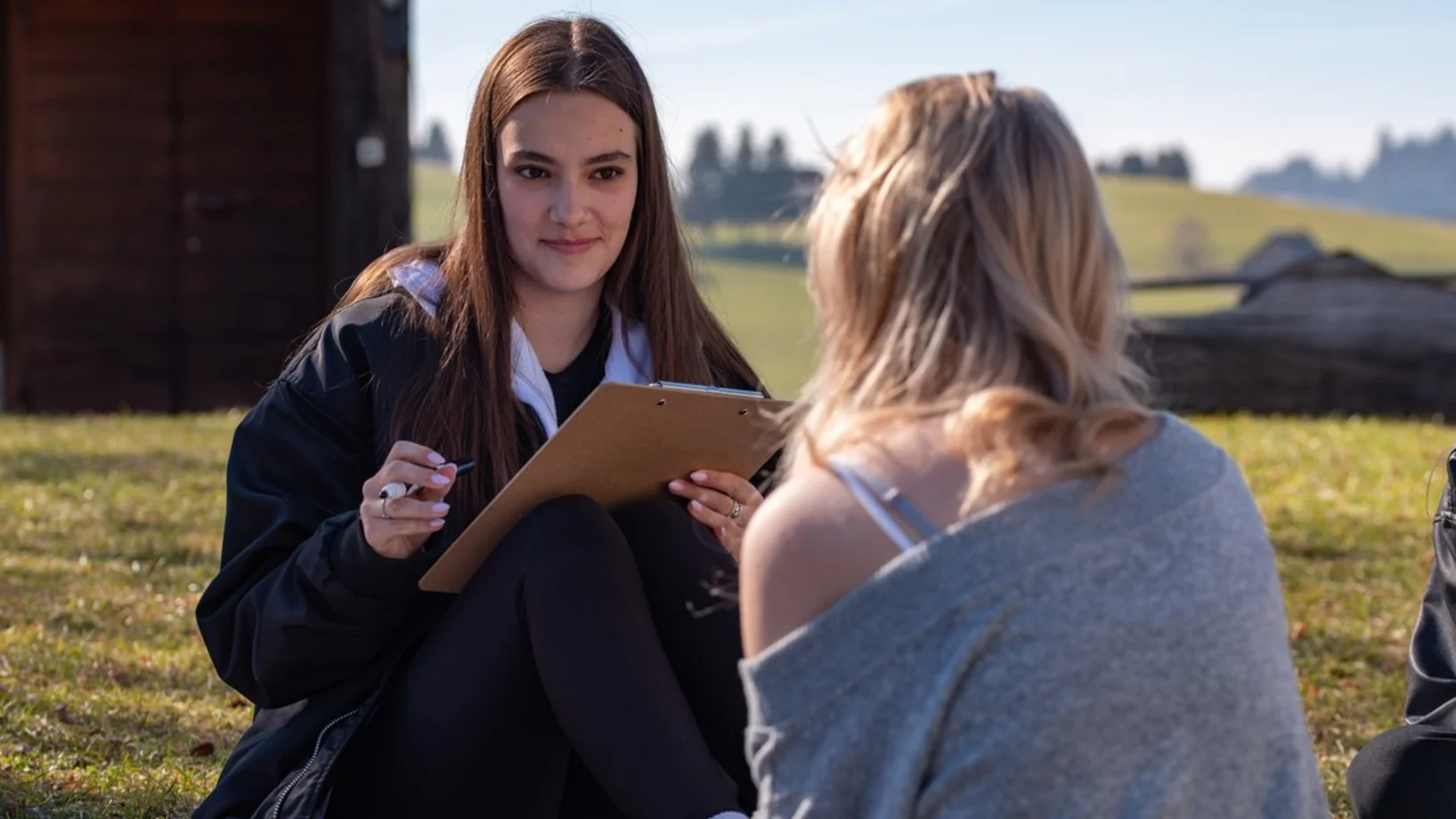 Zwei Teilnehmende des Projekts EYFT im Kinderdorf Pestalozzi.