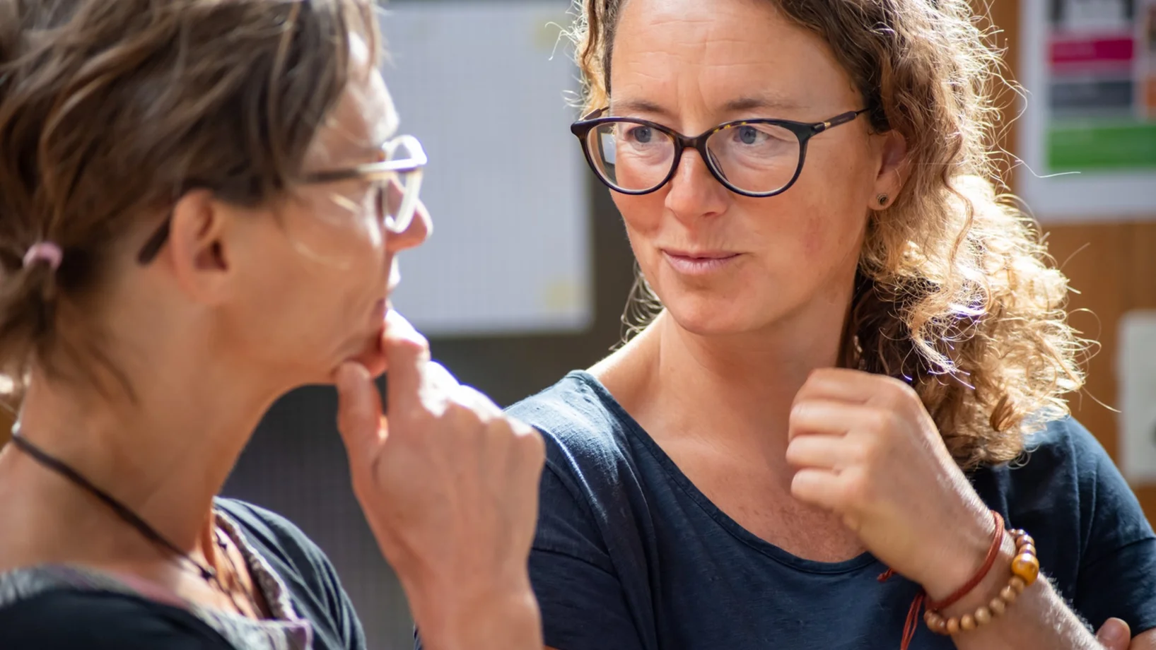 Zwei Frauen tauschen sich aus an einer Fachtagung im Kinderdorf Pestalozzi in Trogen.