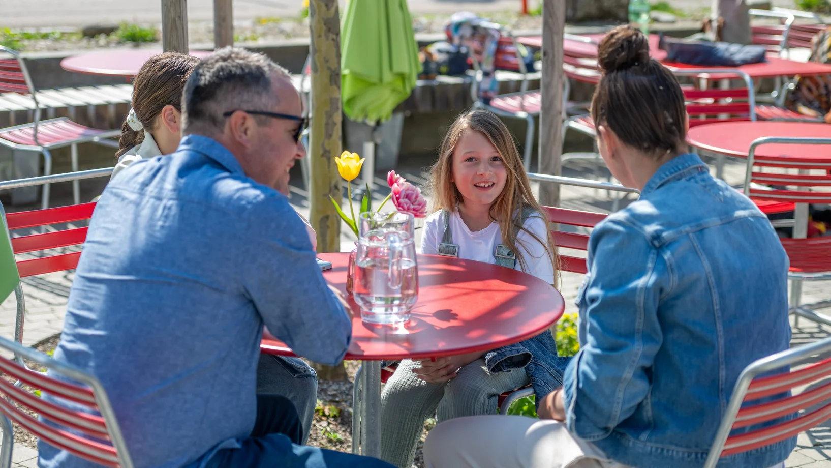 Familie sitzt im Bistro im Kinderdorf Pestalozzi in Trogen
