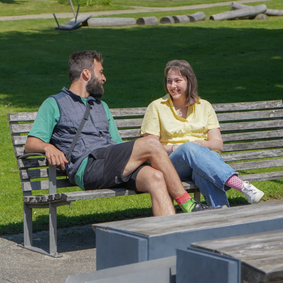 zwei Personen auf einer Bank