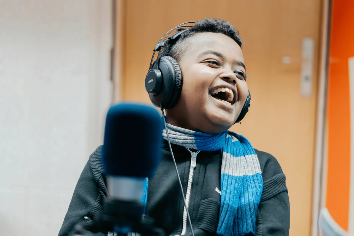 Junge gestaltet im Rahmen der Kinderkonferenz im Kinderdorf Pestalozzi eine Radiosendung mit.
