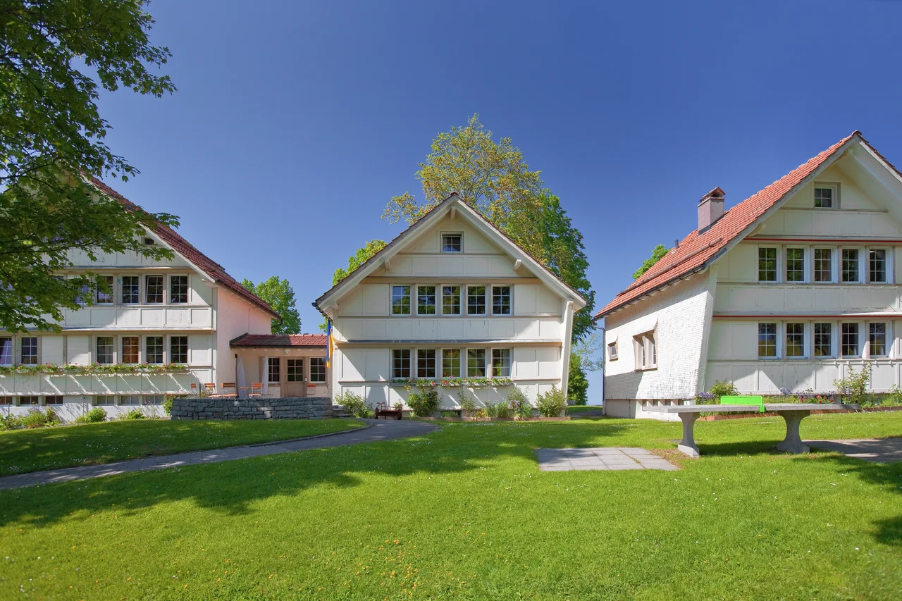 Häuser im Kinderdorf Pestalozzi in Trogen im Frühling.